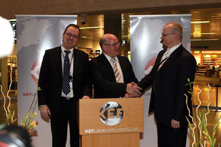 Kristján L. Möller samgönguráðherra óskaði Birni Óla Haukssyni, forstjóra Keflavíkurflugvallar ohf. (til hægri) til hamingju þegar þeir ásamt Jóni Gunnarssyni, stjórnarformanni félagsins, ýttu því úr vör á föstudag.