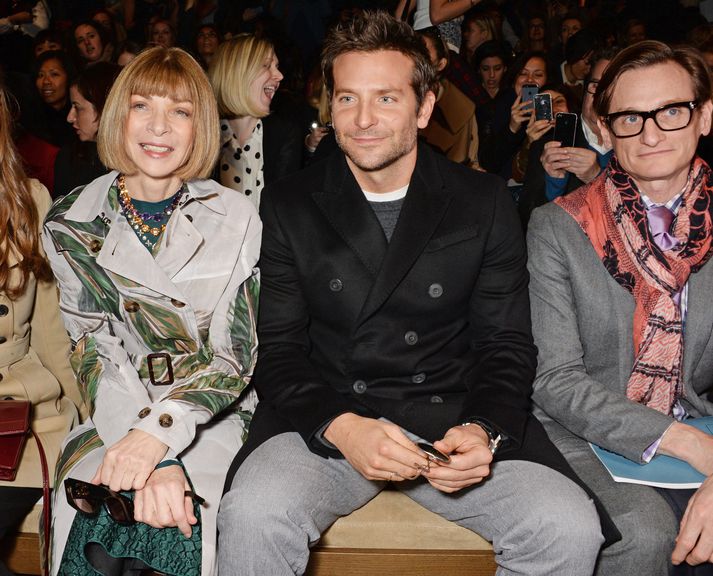 Bradley Cooper var í góðum félagsskap á fremsta bekk á Burberry, hér með Hamish Bowles og Önnu Wintour hjá Vogue.