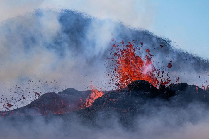 Eldgos á Reykjanesi við Litla-Hrút. Hraunið er búið að fylla upp í skál við Kistufell og mun líklega flæða áfram inn í Meradali.