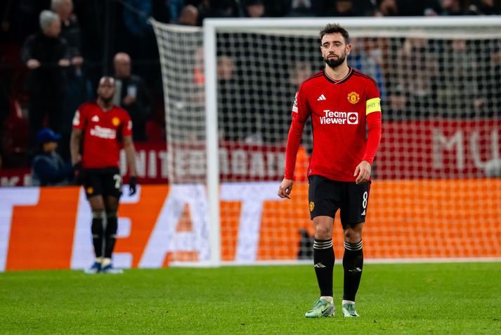 Bruno Fernandes svekkir sig yfir tapinu á Parken í gær.