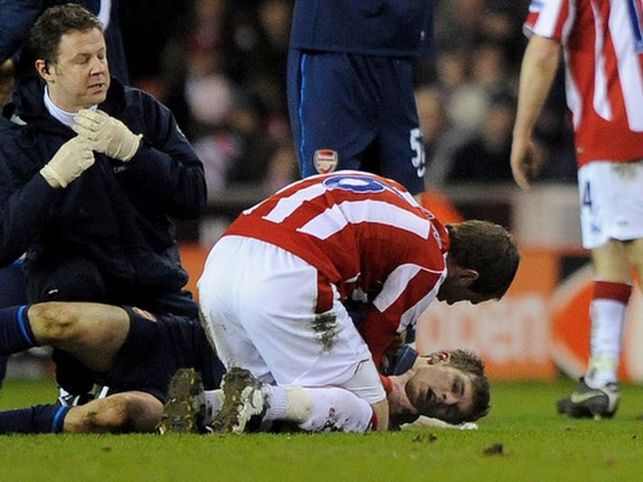 Aaron Ramsey liggur hér fótbrotinn á vellinum eftir tæklingu Ryan Shawcross.