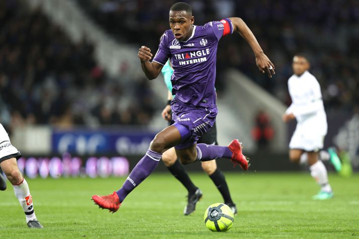 Issa Diop bar fyrirliðabandið hjá Toulouse þrátt fyrir ungan aldur.