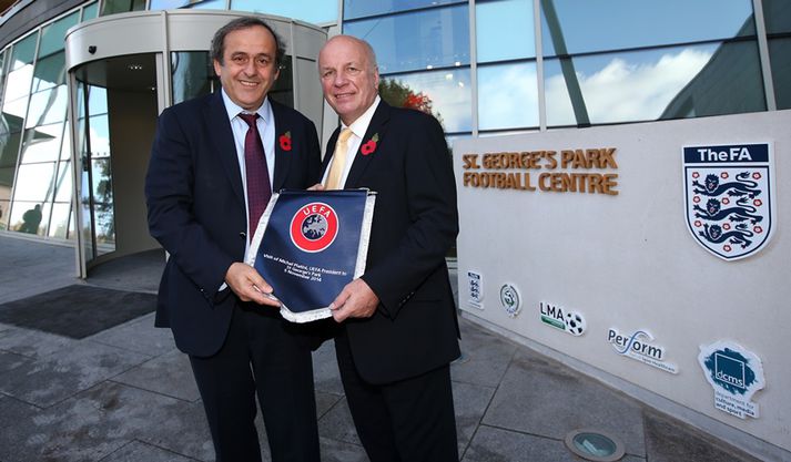 Dyke ásamt Michel Platini, forseta UEFA.