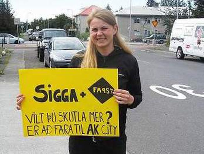 Sigga göngugarpur Lagði af stað á puttanum til Akureyrar í gær og hefur leyfi til að sitja 50 kílómetra í senn í hverjum bíl.