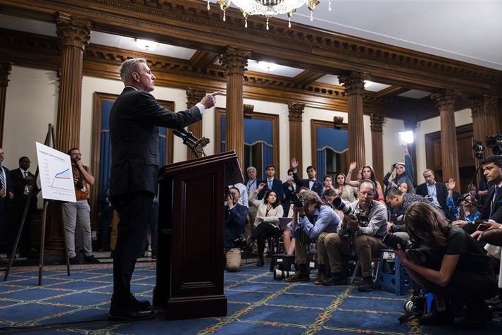 Kevin McCarthy, forseti fulltrúadeildar Bandaríkjaþings, ræðir við blaðamenn eftir að frumvarpið var samþykkt.