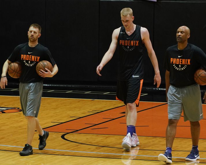 Tryggvi var til skoðunar hjá Phoenix Suns í gær