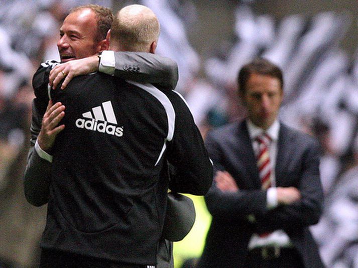 Alan Shearer, stjóri Newcastle, fagnar sigri í kvöld.