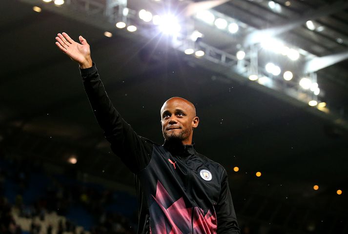 Kompany veifar til áhorfenda á dögunum eftir kveðjuleik sinn hjá Man. City.