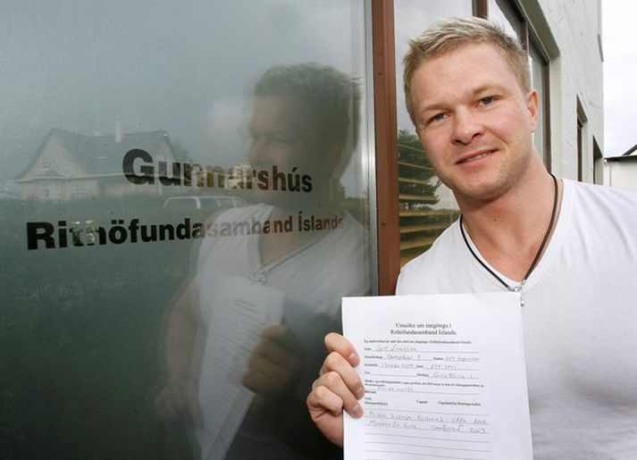 Gillz með umsóknina í Rithöfundasambandið. Þar fær hann enga flýtimeðferð.