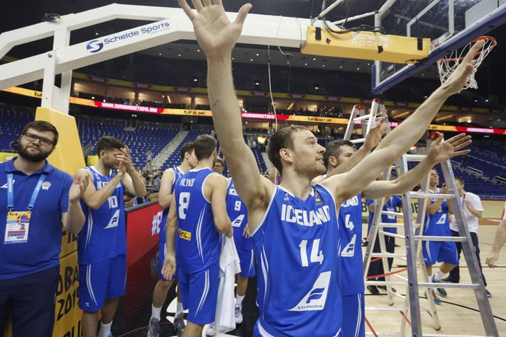 Logi Gunnarsson eftir síðasta leikinn á Eurobasket í Berlín. 