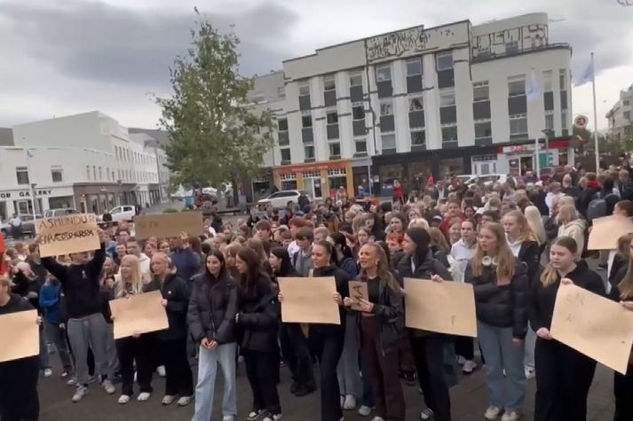 Mótmælendum frá Menntaskólanum á Akureyri var heitt í hamsi á Ráðhústorginu í dag. 