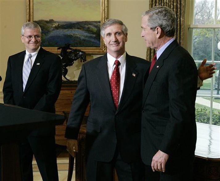 f.v. Joshua Bolten, Andrew Card og Bush Bandaríkjaforseti.