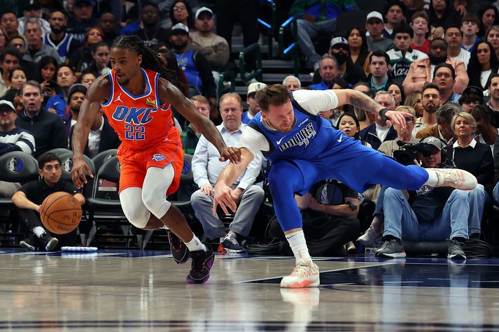 Oklahoma City Thunder hafði betur gegn Dallas Mavericks í ótrúlegum leik í nótt.