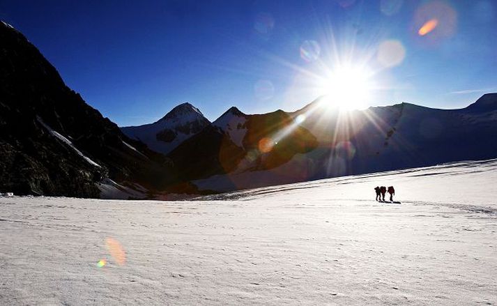 Sífellt eldra fólk reynir að klífa hæsta fjall veraldar, Mount Everest.