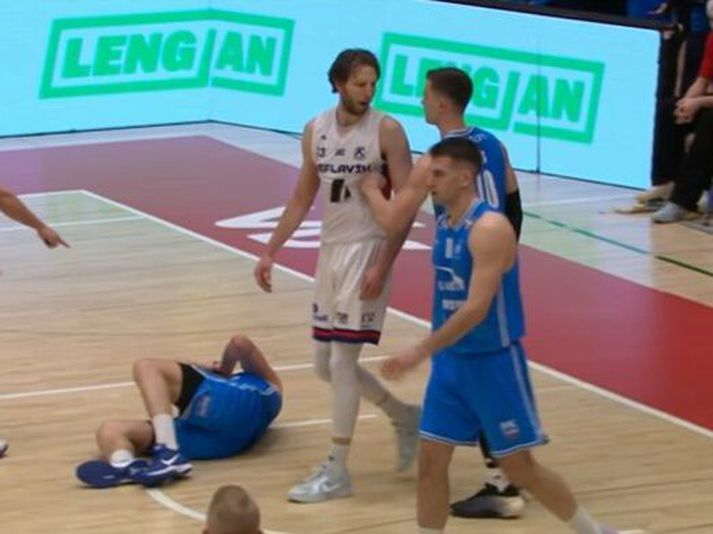 Það sást vel í sjónvarpi þegar Giannis Agravanis missti stjórn á sér og kýldi Craig Moller.