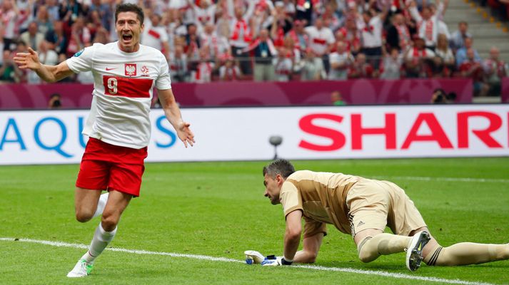 Robert Lewandowski fagnar hér marki sínu á móti Grikkjum.