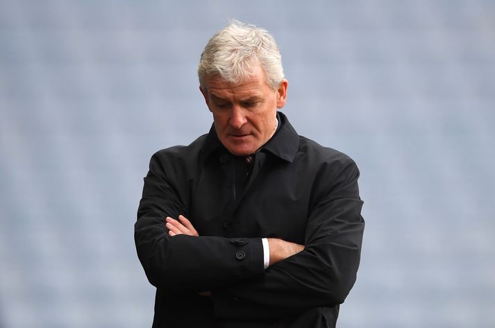 Mark Hughes missti starfið sitt hjá Stoke eftir tap fyrir Coventry sem er þremur deildum neðar.