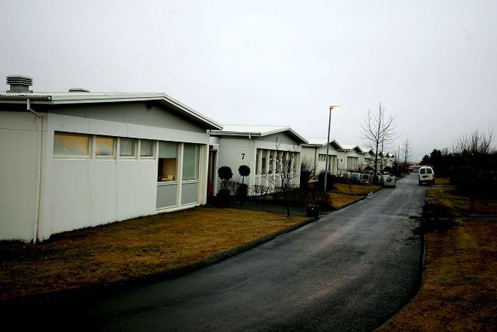 Kópavogshæli. Aðeins 25 ár eru síðan orð eins og fávitastofnanir, örvitar, fávitar og vanvitar voru fullgild og notuð um málefni þroskaheftra, hvort sem þeir bjuggu á Kópavogshæli eða annars staðar. Friðrik Sigurðsson, framkvæmdastjóri Þroskahjálpar, segir að Landssamtök þroskaheftra hafi verið stofnuð gegn hugarfarinu á þessum tíma.