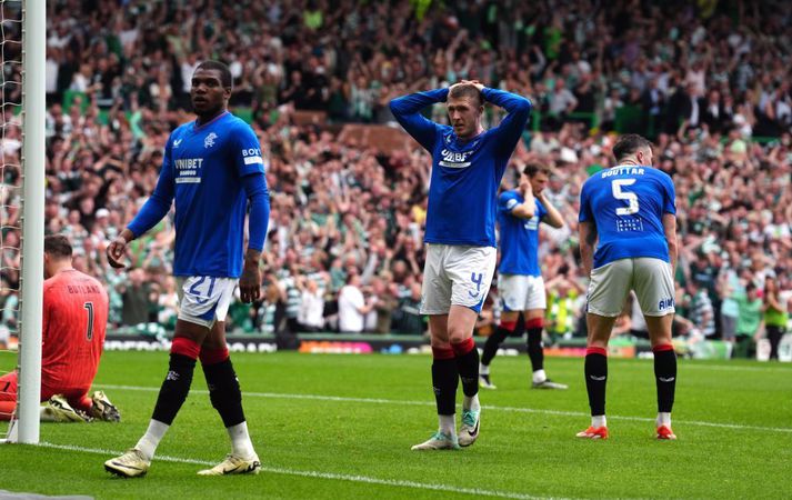 John Lundstram trúir vart eigin augum eftir að hafa skorað sjálfsmark í slag Celtic og Rangers í dag.