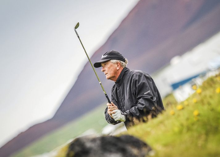 Björgvin Þorsteinsson horfir á eftir boltanum eftir að hafa sveiflað járninu.