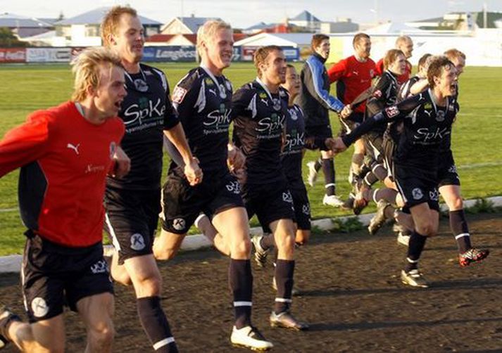 Keflvíkingar fagna sigri á Keflavíkurvelli.