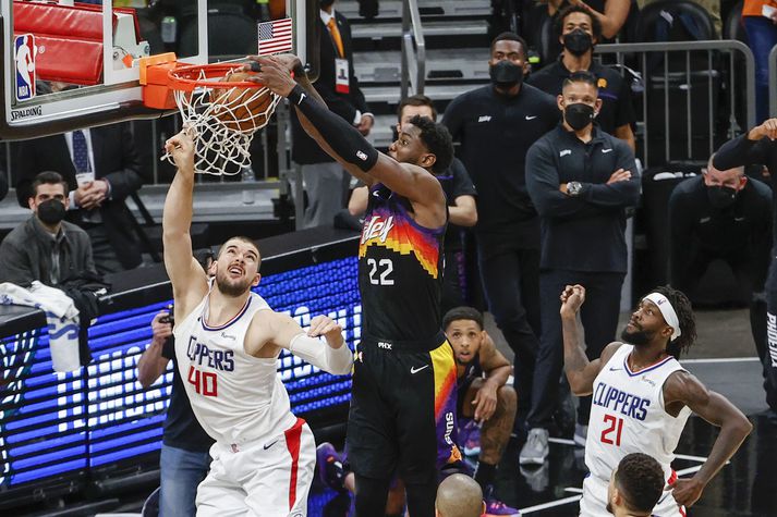 Deandre Ayton treður boltanum ofan í og tryggir Phoenix Suns sigur á Los Angeles Clippers.