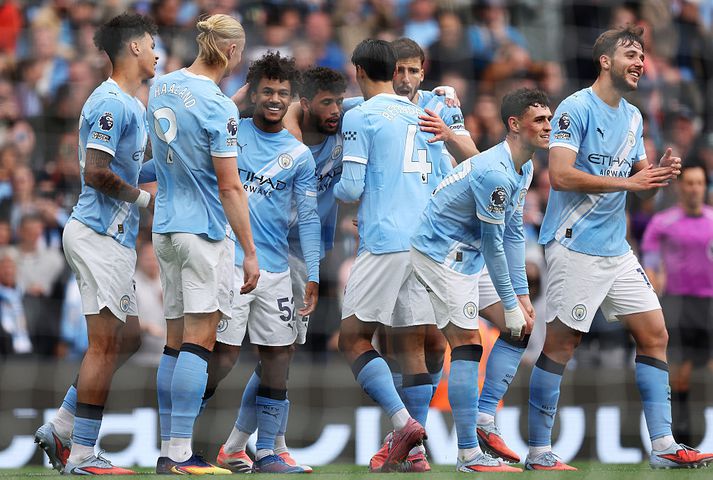 Leikmenn Manchester City fagna seinna sjálfsmarki Maxime Esteve í dag.