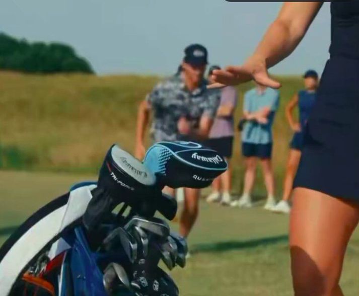 Skjáskot úr auglýsingu Good Good og Callaway. Þar sést leiðtogi hópsins hrinda konu í jörðina sem reynir að taka dræver úr golfpoka.