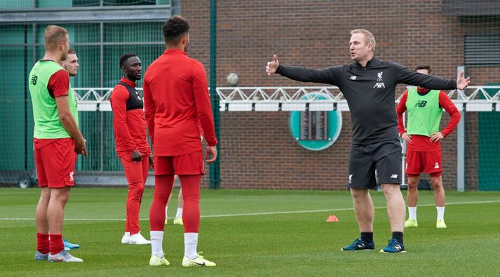 Thomas Grönnemark segir leikmönnum Liverpool til á æfingu.