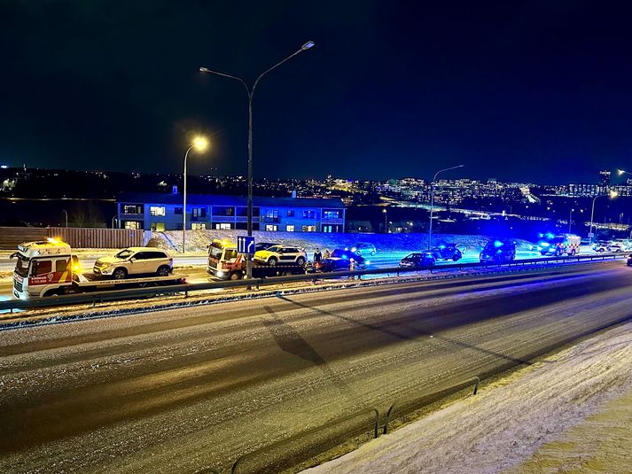 Samkvæmt slökkviliðinu var einn fluttur á slysadeild í kjölfar árekstursins.