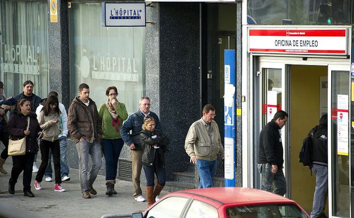 Atvinnulausum í ESB fjölgar milli ára. Ástandið er einna verst á Spáni en hér sést fólk streyma inn á skrifstofu vinnumálastofnunar.