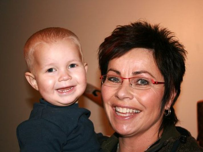 Jóhann Georg og amma hans Helga Möller.