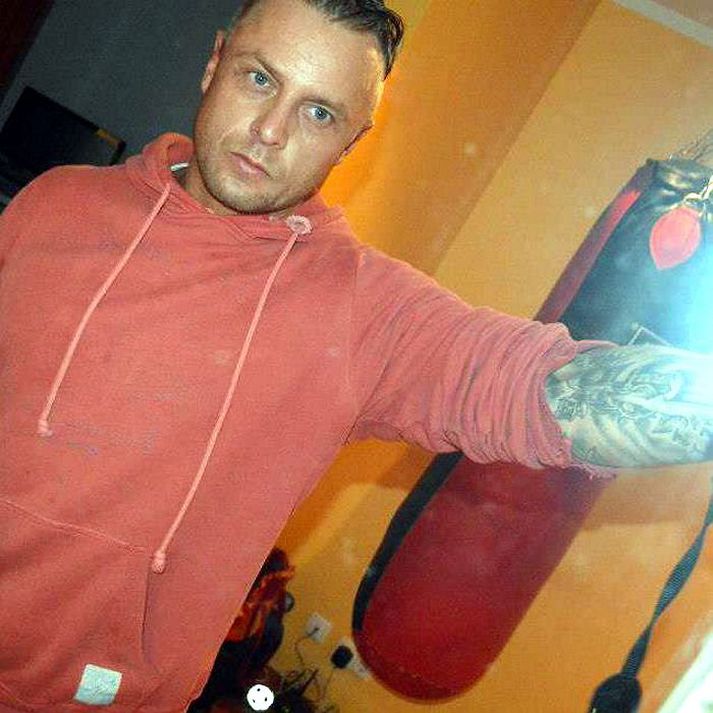 Jens Hjartarson á sér langan brotaferil. Hann virðist sérstaklega einbeita sér að því að ganga í skrokk á ungum stúlkum.