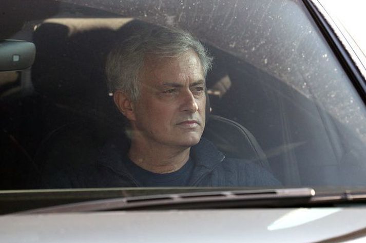 Jose Mourinho í bíl í dag.