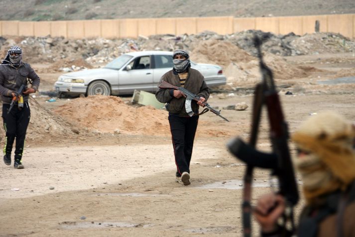 Vígamenn ISIL vakta borgina Fallujah eftir bardaga við öryggissveitir.