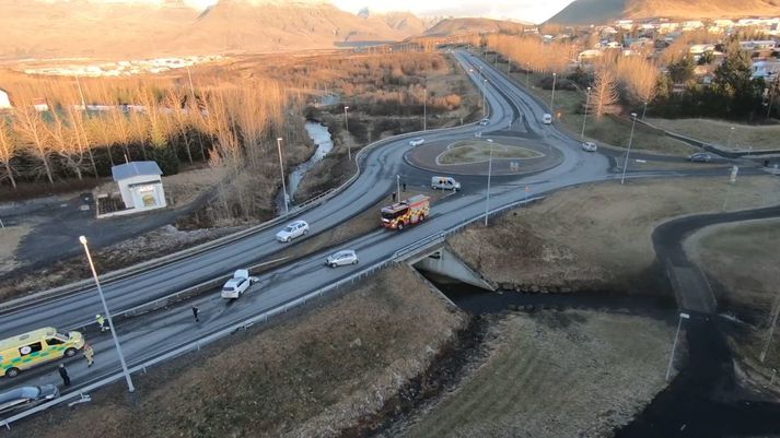 Umferðartafir eru við hringtorgið við Vesturlandsveg og Álafossveg.