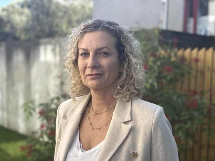 Framkvæmdastýra Kvennaathvarfsins segir að reynsla Norðmanna af því að innleiða rafrænt eftirlit með þeim sem sæta nálgunarbanni sé góð. Fólk hafi almennt öðlast meiri trú á nálgunarbanninu sem verkfæri og að það virki sem skyldi. Þá hefur umsóknum um nálgunarbann fjölgað í kjölfar breytinganna.