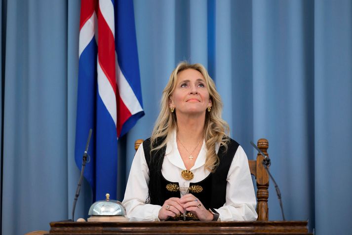 Þorgerður Katrín Gunnarsdóttir starfsaldursforseti Alþingis horfir til almættisins og minnir núverandi meirihluta þingsins á hverfulleika lífsins.