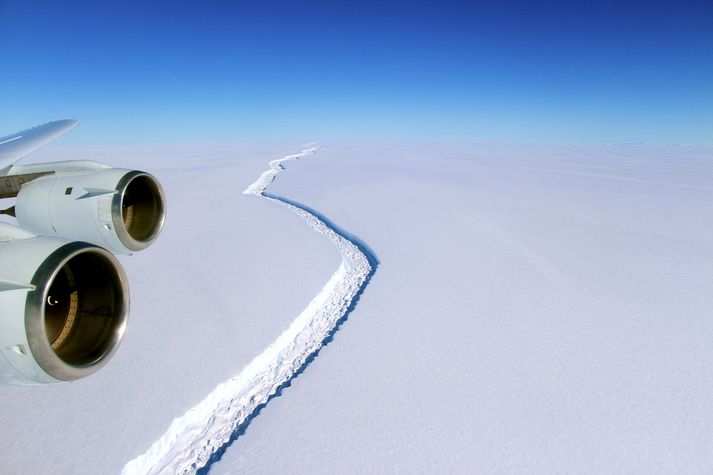 Mikil sprunga hefur myndast í Larsen C-íshelluna á Suðurskautslandinu.