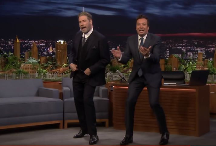 Travolta og Fallon tóku nokkur spor saman í þættinum The Tonight Show Starring Jimmy Fallon í gær.