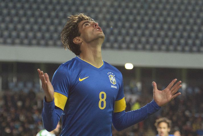 Kaka fagnar marki sínu í kvöld.