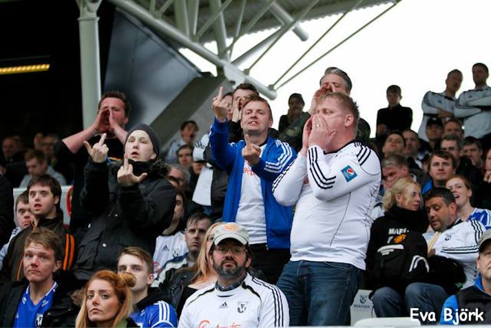 Jónas Ýmir, í blárri peysu yfir FH-treyju sinni, ásamt FH-ingum í stúkunni.