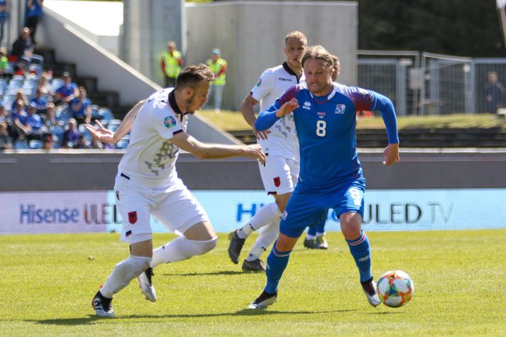 Birkir Bjarnason í baráttunni í kvöld.