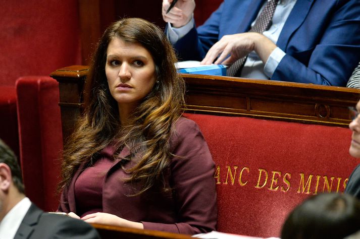 Marlene Schiappa, jafnréttismálaráðherra Frakklands, mælti fyrir frumvarpinu og sagði í samtali við dagblaðið Le Parisien að foreldrum skjátlaðist hrapallega ef þeir héldu að það væri viðeigandi að öskra, rassskella, slá utan undir, eða snúa upp á eyru barna sinna til að láta í ljós vald sitt.