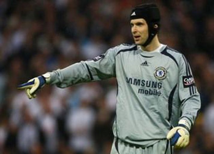 Petr Cech með hjálminn sinn.