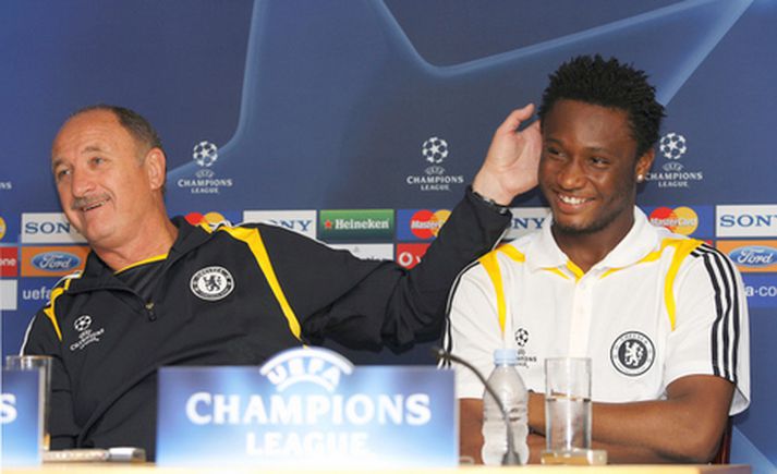 John Obi Mikel með þjálfara sínum, Luiz Felipe Scolari.