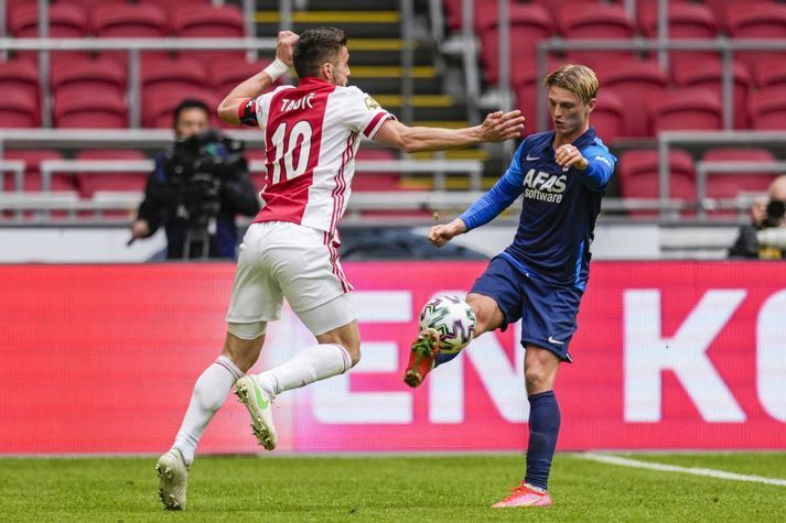 Albert Guðmundsson í baráttunni við Dusan Tadic sem lagði upp fyrra mark Ajax.