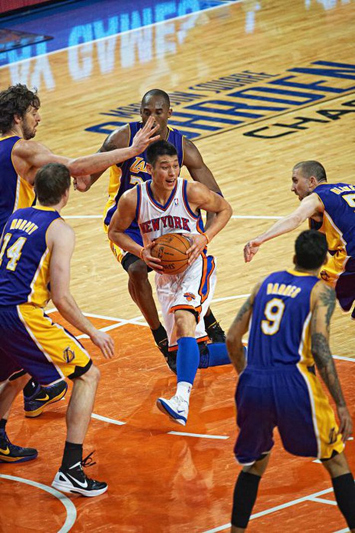 Kobe Bryant og félagar í LA Lakers reyna af veikum mætti að stöðva Jeremy Lin í leik liðanna á föstudaginn fyrir viku, þar sem bakvörðurinn fór á kostum, skoraði 38 stig og gaf sjö stoðsendingar.
