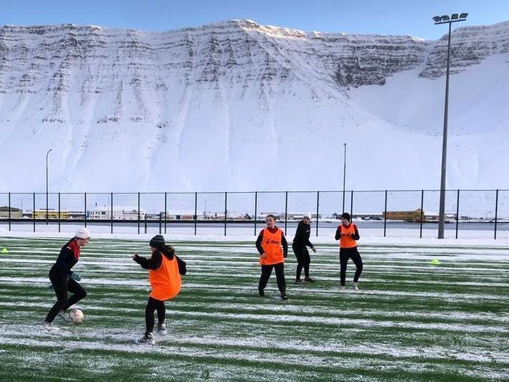 Yngri flokkar og meistaraflokkur Vestra hafa æft á nýja gervigrasinu en enn vantar á völlinn línur, hornfána og mörk, og ekki hægt að bæta úr því í frosti.