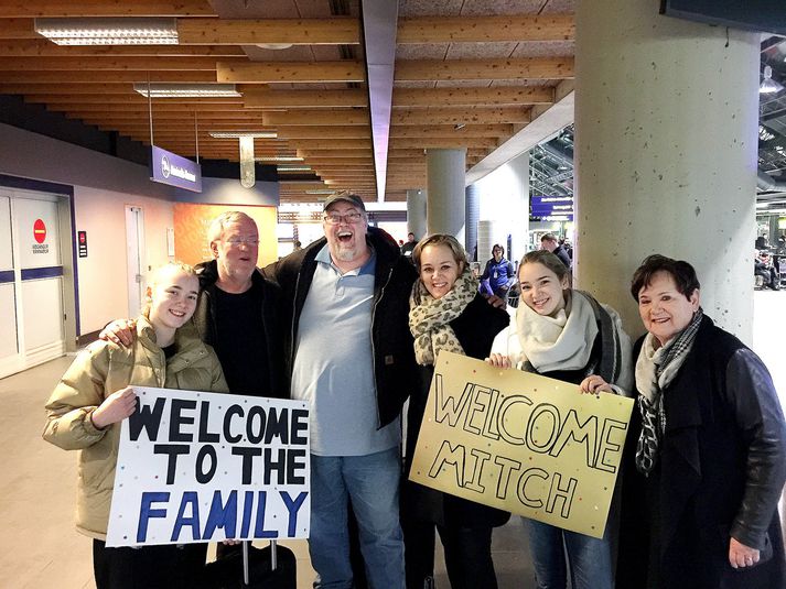 Þær voru hlýjar móttökurnar sem Mitch fékk í flugstöð Leifs Eiríkssonar.